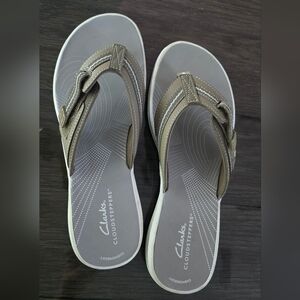 Clarks Women's Tan Flip Flops